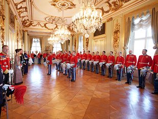 De tager os med ind til Kongehusets nytår